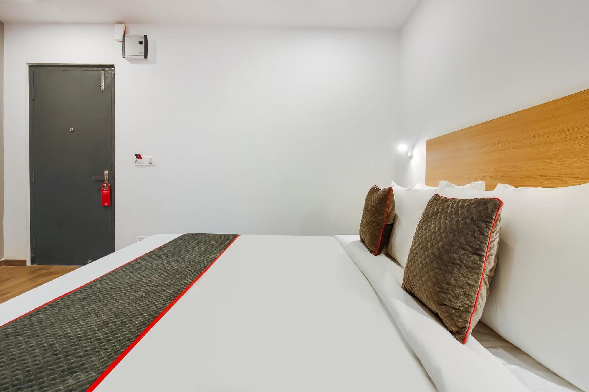 Super Townhouse The Cinco Hotel Near Esi Hospital Haidarábád Kültér fotó