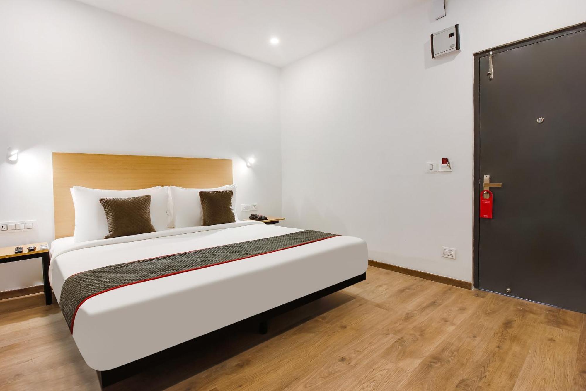 Super Townhouse The Cinco Hotel Near Esi Hospital Haidarábád Kültér fotó